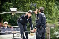 WaPo Bodensee – Das Polizeiboot legt an: Nele Fehrenbach (Floriane Daniel, M.) und ihre Kollegen Andreas Rambach (Ole Puppe, r.) und Pirmin Spitznagel (Simon Werdelis, l.) auf dem Weg zum Tatort.