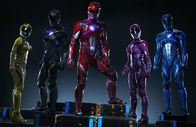 Power Rangers – (v.l.n.r.) Yellow Ranger (Becky G), Black Ranger (Ludi Lin), Red Ranger (Dacre Montgomery), Pink Ranger (Naomi Scott), Blue Ranger (RJ Cyler)