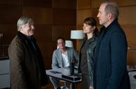 Todesengel – Eine Spur führt Hauptkommissar Jan Fabel (Peter Lohmeyer, re.) und Kommissarin Anna Wolff (Ina Paule Klink) zu dem Unternehmer Simon Blohm (Hans Löw) und seinem Schwiegervater Ulrich Adebach (Manfred Zapatka, li.).