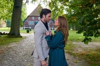 Rote Rosen – Carla (Maria Fuchs, r.) ist froh, dass Philip (Marc Schöttner, l.) nicht in den Unfall verwickelt ist.