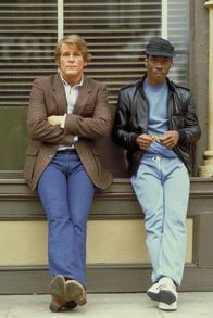 Nur 48 Stunden – Der Cop Jack Cates (Nick Nolte) holt Reggie Hammond (Eddie Murphy,r.) für 48 Stunden aus dem Gefängnis. Der Knastbruder soll ihm helfen, den berüchtigten, derzeit flüchtigen Verbrecher Ganz und seine Bande zu schnappen.
