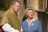 Father Brown – Mrs. McCarthy (Sorcha Cusack, r.) glaubt immer noch, dass Victor McKinley ein Mörder ist. Ihre Bedenken teilt sie Father Brown (Mark Williams, l.) mit.