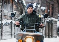 SRF bi de Lüt – Der Zimmermann und Brunnenmeister Andreas Zimmermann leidet an einer seltenen Erbkrankheit: Diese schlägt auf das Sehen und Hören, darum fährt er im Dorf nur mit seinem Elektromobil herum. (Copyright SRF/Thomas Andenmatten)
