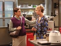 The Big Bang Theory – Bernadette zeigt sich leicht verärgert darüber, dass sich Penny (Kaley Cuoco, r.) nicht auf den neuen Job vorbereitet, den sie ihr vermittelt hat. Voneinander genervt gehen sich die beiden erst mal aus dem Weg, was Amy (Mayim Bialik, l.) zu Gute kommt, da sie die beiden nun unabhängig voneinander manipulieren kann ...