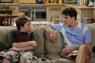 Two and a Half Men – Während Charlie (Charlie Sheen, r.) versucht Jake (Angus T. Jones, l.) aufzumuntern, klaut Alan seinen Hund Chester zurück ...