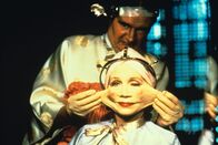 Brazil – Während sich Mrs. Lowry (Katherine Helmond) einem chirurgischen Eingriff bei Dr. Jaffe (Jim Broadbent) unterzieht, zieht sie heimlich die Fäden für die Karriere ihres Sohnes.