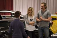 The Mick – Als Mickey (Kaitlin Olson, M.) und Jimmy (Scott MacArthur, r.) erfahren, dass Chip (Thomas Barbusca, l.) ein Mädchen online kennen gelernt hat, stehen sie unter Schock. Sie glauben, dass es ganz schön naiv von ihm ist, zu denken, dass Mädchen sei wirklich in ihn verliebt ...