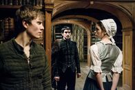 Der Zauberlehrling – Valentin (Max Schimmelpfennig, l.) und Katrina (Pauline Rénevier) verbünden sich gegen Zaubermeister Ambrosius (Christoph Bach, M.).