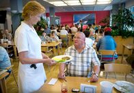 Krauses Kur – Krause (Horst Krause) ist wenig begeistert beim Anblick des Mittagessens, das ihm von Oberschwester Ilse (Irm Hermann) serviert wird.