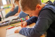 Heimatleuchten – Kinder beim Unterricht in der Volksschule Tarsdorf.