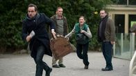Tatort – Prof. Boerne (Jan Josef Liefers, l) mit wertvoller Fracht: Tierpflegerin Henny Neubert (Julischka Eichel, 2.v.r.), Tierarzt Dr. Gremlich (Dirk Martens, 2.v.l) und Direktor Dr. Schönweis (Felix Vörtler, r) können nicht mehr eingreifen, als der Rechtsmediziner mit der Tier-Transportbox wegläuft.