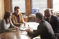 Castle – Ein Agent der Regierung (Lyle Lovett, 2.v.r.) mischt sich plötzlich in die Arbeit von Kate Beckett (Stana Katic, l.), Richard Castle (Nathan Fillion, 2.v.l.) und Roy Montgomery (Ruben Santiago-Hudson, r.) ein ...