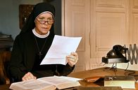 Um Himmels Willen – Schwester Hanna (Janina Hartwig, r.) liest den Brief der Baubehörde: der Antrag auf Eröffnung eines Hofladen-Café wurde abgelehnt.