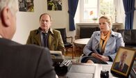 Der Bulle und das Landei – Nach erfolgreich absolviertem Trennungsjahr wollen Killmer (Uwe Ochsenknecht) und Kati (Diana Amft) nun endlich geschieden werden. Bürgermeister Drömmer (Bernhard Schütz) soll seines Amtes walten.