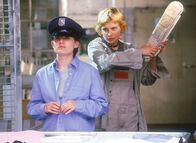 Hinter Gittern - Der Frauenknast – Eigentlich wollten die Vattke-Schwestern gemeinsam fliehen. Doch Mareike (Sanna Englund, re.) will sich endgültig von Martina (Judith Sehrbrock) lösen und schlägt sie nieder, um alleine zu flüchten...