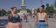 Spellbound - Verzaubert in Paris – Simone (Margherita Barbieri, l.) und Cece (Hailey Romain, r.) drehen mitten in Paris ein Tanz-Video und bringen damit Ballett hinaus auf die Straße.