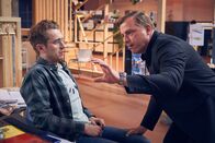 Start the fck up – Jens (László Branko Breiding, l.) möchte selbstbewusster werden. Life-Coach Hörner (Martin Klempnow, r.) soll ihm dabei helfen.