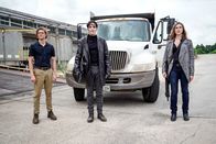 MacGyver – (v.l.n.r.) MacGyver (Lucas Till); Murdoc (David Dastmalchian); Amber (Sarah Sokolovic)