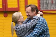 Dahoam is Dahoam – Vera (Sybille Waury) ist zuversichtlich, dass an ihrem großen Tag mit Gregor (Holger Matthias Wilhelm) nichts mehr schief gehen wird.