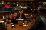 Safe – Tom (Carlo Ljubek, l.), seine Tochter Hanna (Ella Lee, M.) und Katinka (Judith Bohle, r.) verbringen einen ausgelassenen Abend in einem japanischen Restaurant miteinander.