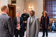 For the People – (v.li.): Mac Brandt (Agent Marin), Hahn Cho (Marshal Sonny Phillips), Vondie Curtis-Hall (Richter Nicholas Byrne), Anna Deavere Smith (Tina Krissman), Romeo Cordon (Ramon Garcia).