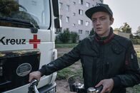 Sløborn – "Herm" (Adrian Grünewald) will auf der Isolierstation seinen Vater suchen.