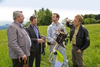 Die Rosenheim-Cops – Ein Gleitschirmflieger stürzt ab. Die Rosenheimer Polizisten Anton Stadler (Dieter Fischer, l.), Sven Hansen (Igor Jeftic, 2.v.l.) und Michael Mohr (Max Müller, r.) untersuchen, wer den Sportler mittels einer Drohne gezielt zum Absturz gebracht hat.