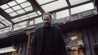 neoriginal: Tabula Rasa – Benoit (Stijn van Opstal) vermutet, dass seine Ehefrau Mie (Veerle Baetens) eine Affäre mit Thomas de Geest hat. Er fährt zu seinem Container auf dem Recyclinghof und stellt ihn zur Rede.