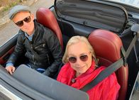 Krause kommt! – SWR KRAUSE KOMMT!, "ChrisTine Urspruch" Uhr im SWR. Pierre M. Krause (li.) besucht heute ChrisTine Urspruch in Stuttgart. Christine Urspruch liebt das Cabrio-Fahren in den Sommermonaten - Spritztour durch Stuttgart.