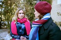 Sturm der Liebe – In ihrer Verzweiflung wendet sich Jessica (Isabell Ege, l.) an Romy (Désirée von Delft, r.), die bei Paul ein gutes Wort einlegen soll.