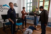 Die Rosenheim-Cops – Am Tatort informiert Rechtsmedizinerin Dr. Dimos (Anastasia Papadopoulou, 2.v.l.) die Ermittler Beck (Michaela Weingartner, 2.v.r.) und Kaya (Baran Hêvî, r.) sowie Polizeihauptmeister Mohr (Max Müller, l.) über erste Spuren am Tatort.