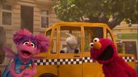 Sesamstraße – Abby (l.) und Elmo (r.) überzeugen Wolle (m.), das Auto stehen zu lassen.