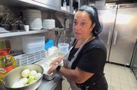 Küchen der Welt – Küchenchefin Eugénia Gomes da Silva Tavares bereitet Bacalhau à Gomes de Sá zu.
