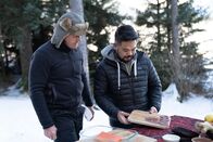 Gordon Ramsay: Kulinarische Abenteuer – Alaska - (L to R) Gordon Ramsay and Alaskan Chef, Lionel Udippa, work on their Alaskan feast.