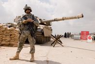 Redacted – Der Alltag einer amerikanischen Einheit im umkämpften Samara in Irak gleicht einer zermürbenden Geduldsprobe. Sergeant Jim Vasquez (Mike Figueroa) auf Wachposten.