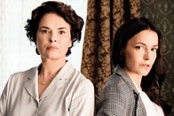 Preis der Freiheit – Die Schwestern Margot (Barbara Auer, l.) und Ina Winter (Nicolette Krebitz, r.) sehen sich unerwartet nach Jahren wieder. Unversöhnlich kämpfen sie auf unterschiedlichen Seiten.