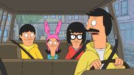 Bob's Burgers – Als Bob (r.) Linda mal wieder nur halbherzig ein Valentinstagsgeschenk macht, drängen ihn Louise (2.v.l.), Gene (l.) und Tina (2.v.r.) dazu, nachträglich noch etwas Vernünftiges zu besorgen. Doch leichter gesagt als getan ...