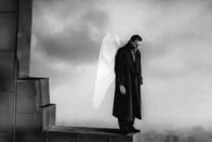 CineKino – Bruno Ganz als Engel Damiel in Wim Wenders Fantasy-Drama "Der Himmel über Berlin" (1987)