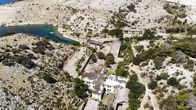 Lost Places – Die Ruinen der Gefängnisanlage auf der Insel Goli otok, wo jahrzehntelang politische Gegner Titos inhaftiert waren.