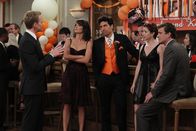 How I Met Your Mother – Rückblende an eine ganz spezielle Hochzeit: (v.l.n.r.) Barney (Neil Patrick Harris), Robin (Cobie Smulders), Ted (Josh Radnor), Marshall (Jason Segel) und Lily (Alyson Hannigan) ...