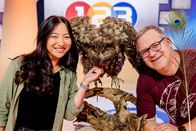 1, 2 oder 3 – Vogel-Expertin Liyang Zhao (l.) erklärt Elton (r.), welche besonderen Eigenschaften Federn haben.