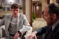 Sturm der Liebe – Philipp (Robin Schick, l.) hält Markus (Timo Ben Schöfer, r.) für schuldig und handelt sich von ihm einen Rüffel ein.