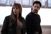 Wild Cards – Max Mitchell (Vanessa Morgan, l.); Cole Ellis (Giacomo Gianniotti, r.)