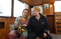 WaPo Bodensee – Clara Scherzinger (Liliane Zillner, l.) hilft Nele Fehrenbach (Floriane Daniel, r.) bei den Ermittlungen.