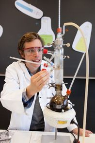 Checker Tobi – Checker Tobi im Chemie-Labor der LMU - Nachbau einer Mini-Raffinerie.