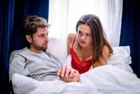 Sturm der Liebe – Maxi (Katharina Scheuba, r.) ist fassungslos, als Henry (Elias Reichert, l.) von ihr verlangt, die Spy-App von ihrem eigenen Handy zu löschen.