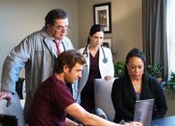 Chicago Med – Chicago Med Herzenssachen - Reunion Staffel 1, Episode 8 Sie besprechen einen heiklen Fall: Oliver Platt als Dr. Daniel Charles, Nick Gehlfuss als Dr. Will Halstead, Torrey DeVitto als Dr. Natalie Manning, S. Epatha Merkerson als Sharon Goodwin