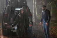 Two Weeks to Live – Kim Noakes (Maisie Williams, l.); Nicky (Mawaan Rizwan, r.)