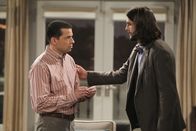 Two and a Half Men – Während Walden (Ashton Kutcher, r.) sich auf ein Date vorbereitet, ist Alan (Jon Cryer, l.) wie immer short bei Kasse. Doch wird er auf eine Finanzspritze von Walden hoffen können?
