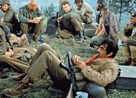 Stoßtrupp Gold – Gefechtspause: Telly Savalas als MSgt. Big Joe (3.v.l.), Clint Eastwood als Pvt. Kelly (4.v.l.), Donald Sutherland als Sgt. Oddball (3.v.r.), Richard Davalos als Pvt. Gutowski (ganz r.) (Copyright SRF/Turner Entertainment Co.)